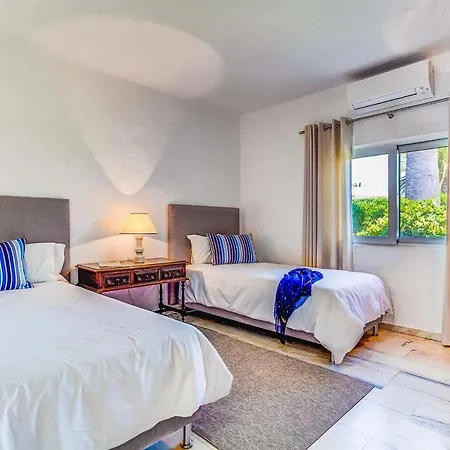 Carvoeiro Sleeps 6 Pool Air Con Wifi Willa